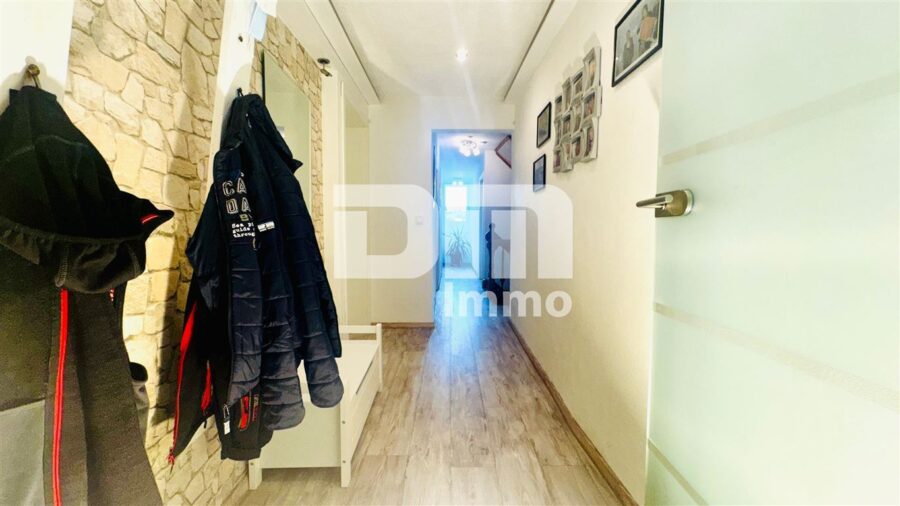 Hochwertiges effizientes Restaurant, Bar und große Wohnung mit Ausbaupotential und Terrasse - WE OG Flur / Diele / Treppenaufgang